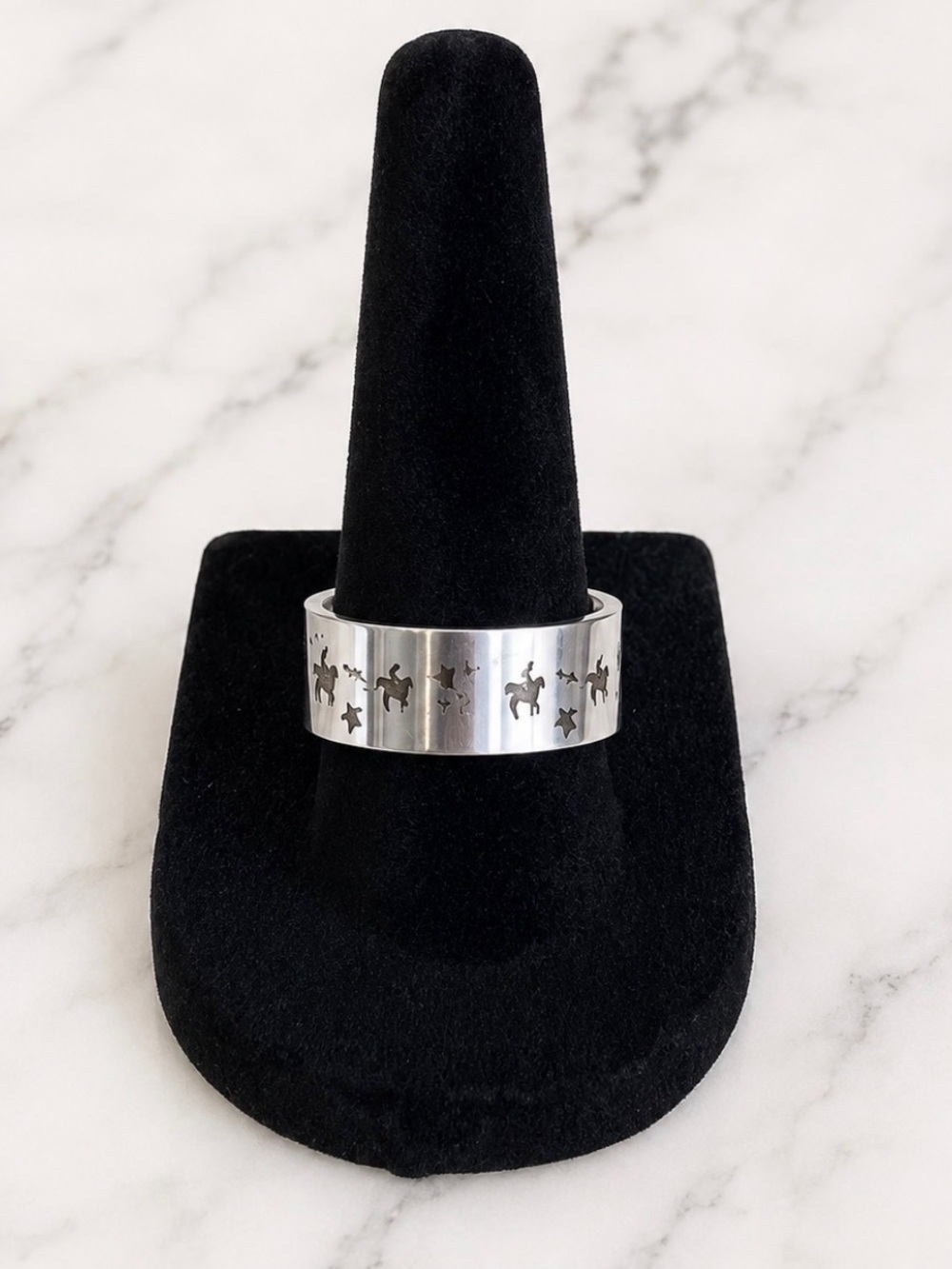 Silver-Tone Women’s Band Ring with Swimming Turtles Motif - size 7